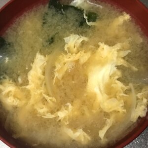 玉ねぎとわかめと卵の味噌汁～時短節約～